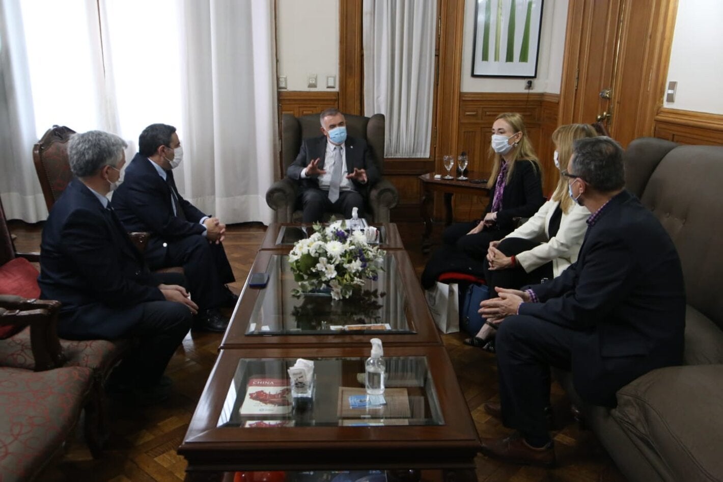 PAHO/WHO Representative in Argentina, Eva Jani Lopes, with the Provincial Governor and Minister of Health.  Photo: Courtesy of Tucumán's Ministry of Public Health Press.