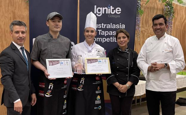 Angel Moreton poses with selectees Ana Lucia Vic Katella and celebrity Indian chef Sanjeev Kapoor, Frederic Wong and Amber Heaton. 