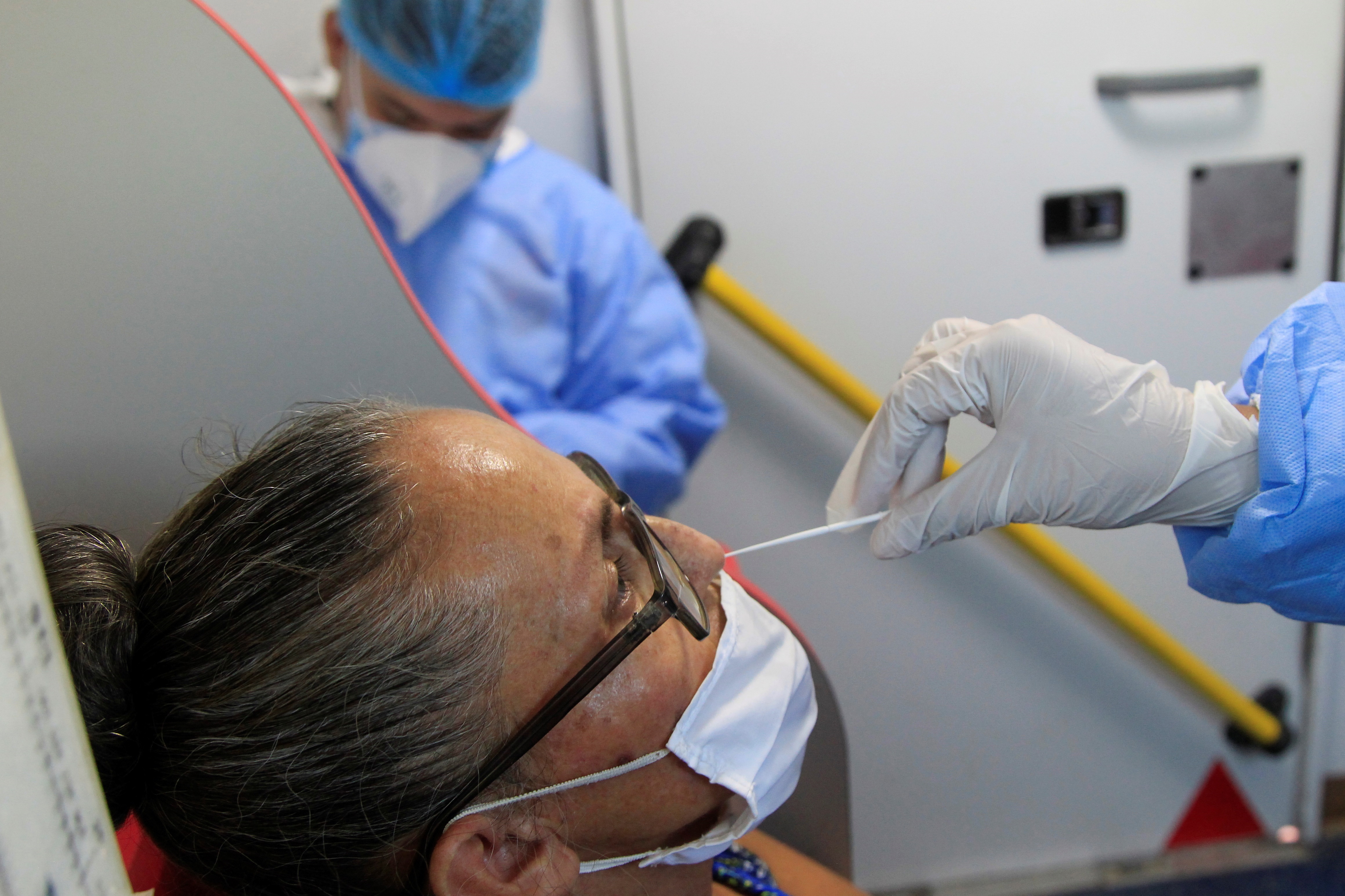 The health care and services sector in Barranquilla has been asked to implement and adjust prevention and emergency plans.  Vaccine boosters should be updated to prevent respiratory disease.  EFE / Ricardo Maldonado Rosso / Archive